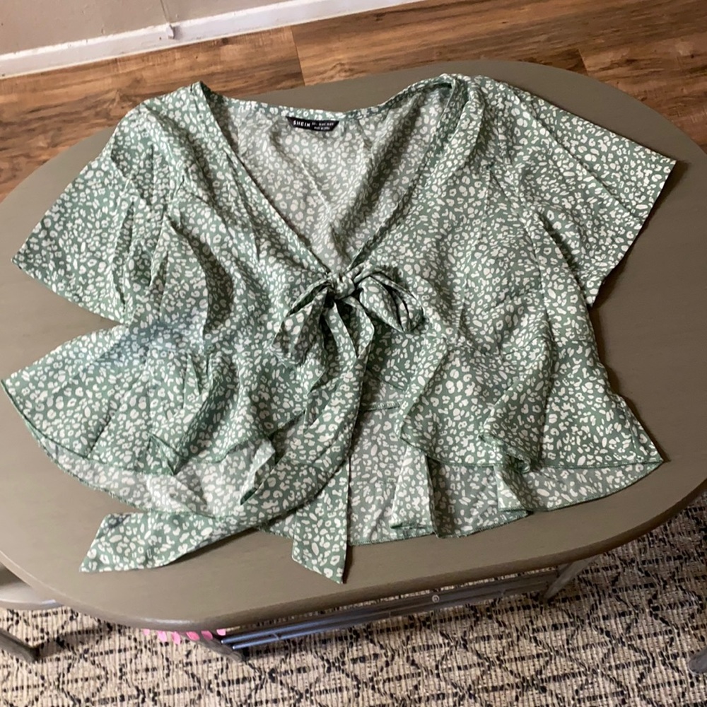 Flowing tie waist top